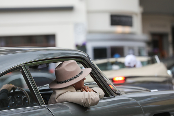 The hat can compete with the car in terms of elegance - 29th British Classic Car Meeting St. Moritz 2023