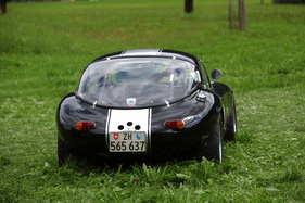 Der JWF Milano GT sitzt fast wie ein Osterei in der Wiese - 35. British Car Meeting auf dem Flugplatz Mollis