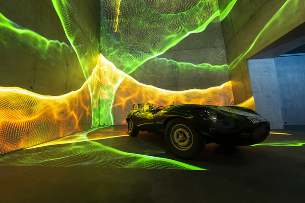 Der Jaguar D-Type unverhüllt und in Licht gefasst - Museum Art & Cars in Singen