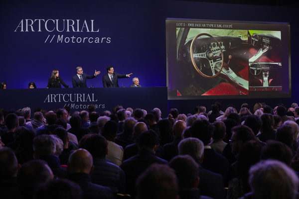 Der Jaguar E-Type aus Erstbesitz als Restaurierungsobjekt stösst auf Interesse – Artcurial-Versteigerung – Rétromobile Paris 2025