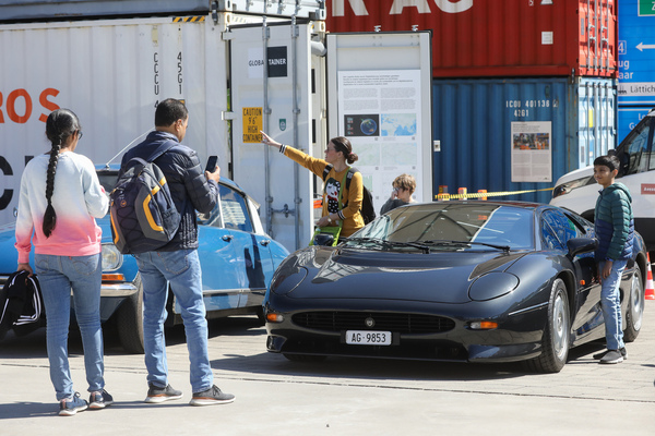 Bild: Der Jaguar XJ220 gefällt auch den Verkehrshausbesuchern - SHVF-Delegiertenversammlung am 27. April 2024