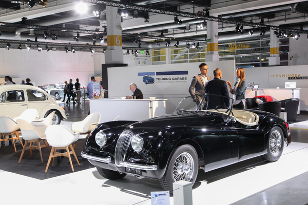 Der Jaguar XK 120 wird vielbewundert und führt auch zu Kundengesprächen - Auto Zürich 2021