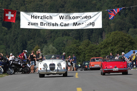 Bild Der Jaguar nimmt Abschied, der Austin-Healey fährt ein - British Car Meeting in Mollis am 28. August 2016