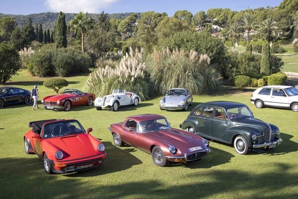 Der Jowett Javelin mit Baujahr 1949 von Peter Pfister (rechts) gewinnt den Preis "Runner up best of show and best presentation" - Mallorca Classic Week 2022