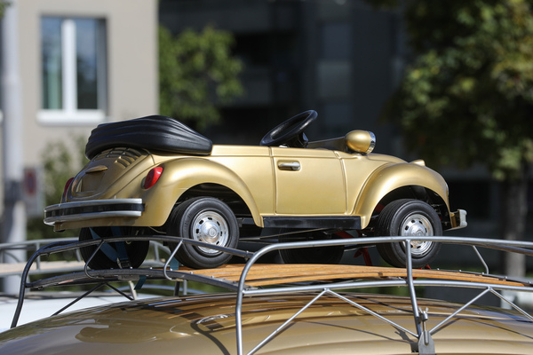 Der Käfer auf dem Käfer, allerdings als Cabriolet auf der Limousine - Albisgütli Classic Cars & Bikes September 2022