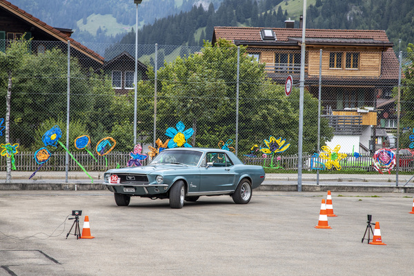 Der Kampf mit den Pilonen gelingt den späteren Siegern gut - 16. OCC Jungfrau-Rallye 2021