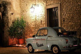 Der Kleinwagen Vespa 400 - erwartet an der Auto e Moto d'Epoca 2022 Der Kleinwagen Vespa 400 - erwartet an der Auto e Moto d'Epoca 2022