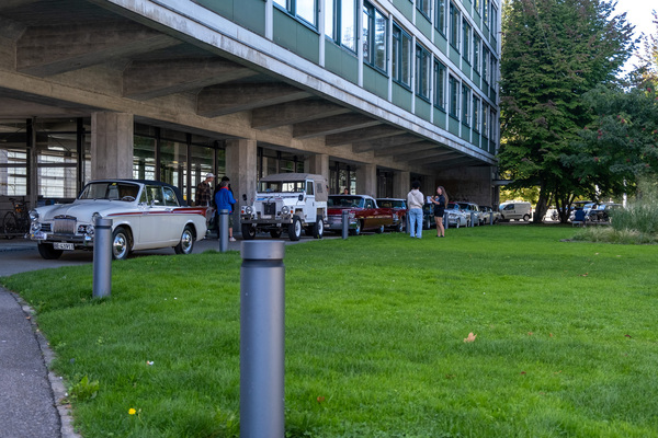 Der Konvoi der OCB-Mitglieder vor der gibb in Bern – 8. Autos von Dazumal 2023