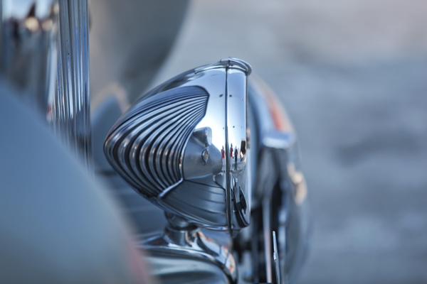 Der Kühlergrill eines Nachkriegs-Bentley spiegelt sich im Scheinwerfer - Dolder Classics September 2016