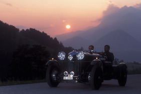 Der Lagonda-Fahrer sieht den Sonnenuntergang leider nur im Spiegel ...