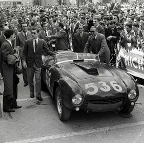 Der Lampredi-V-12 wurde auch in Sportrennern in 4.5-Liter-Form verwendet, so wie in diesem Ferrari 375 Plus, welcher gerade von Paolo Marzotto anlässlich der Mille Miglia 1954 zur Inspektion gebracht wird