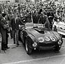 Der Lampredi-V-12 wurde auch in Sportrennern in 4.5-Liter-Form verwendet, so wie in diesem Ferrari 375 Plus, welcher gerade von Paolo Marzotto anlässlich der Mille Miglia 1954 zur Inspektion gebracht wird