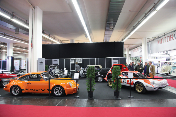 Der Lancia Stratos Gruppe 4 Werksrallyewagen zog bei Lutziger mehr Blicke auf sich als der Porsche 911 RSR 3.0 in Orange - gesehen an der Techno Classica 2016
