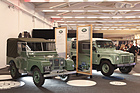Bild: Der Land Rover Defender in Früh- und Spätversion auf dem Werksstand - Auto e Moto d'Epoca Padova 2015