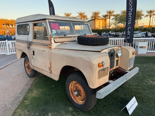 Der Land Rover Series II von 1961 wurde weit unter dem Estimate bei USD 25'000 zugeschlagen - Bonhams Scottsdale Versteigerung 2025