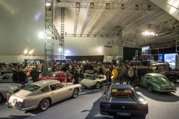 Der Land Rover Tomb Raider Edition (ganz rechts im Bild) kommt unter den Hammer - Versteigerung der Oldtimer Galerie in Gstaad am 29. Dezember 2017