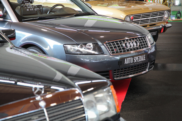 Der Lauf der Zeit, hinten früher Opel Kadett - Motorworld Classics Bodensee 2019