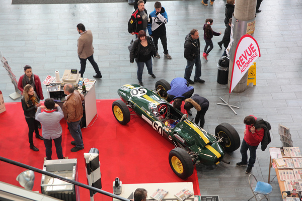 Der Lotus 24 von 1962, den einst Jo Siffert fuhr, wird eifrig bestaunt - OTM Fribourg 2015