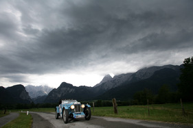 Der MG L1 entflieht den dunklen Gewitterwolken