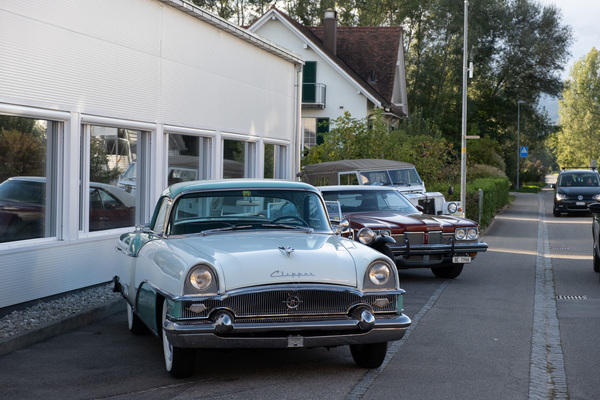 Der MG Midget TC geht zwischen Clipper und Pontiac etwas unter – 8. Autos von Dazumal 2023