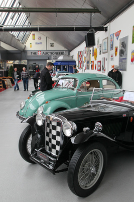 Der MG TC wurde verkauft, der Käfer unter Vorbehalt zugeschlagen - Versteigerung der Oldtimer Galerie in Toffen am 19. Oktober 2019