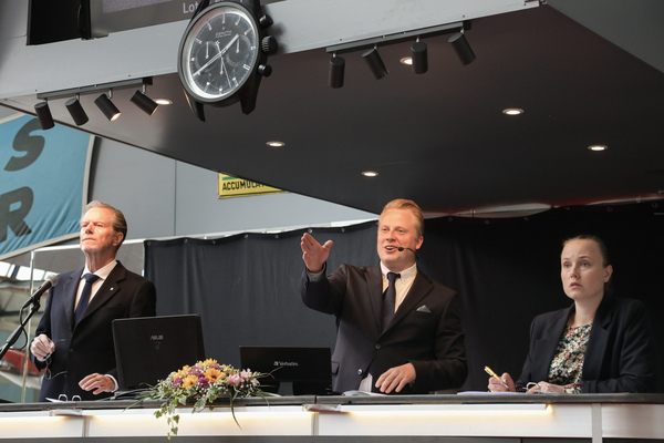 Der Mann sagt nein, die Frau sagt ja, was ist es nun? - Oldtimer Galerie Toffen Versteigerung “Klassische Automobile & Motorräder” Oktober 2024