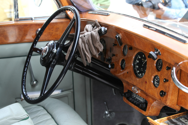 Der Mann von Welt fährt mit Handschuhen aus feinstem Leder - Concorso d'Eleganza - British Classic Car Meeting 2019