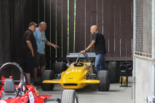 Der March 703 aus dem Jahr 1970 wird für den Einsatz vorbereitet - Oldtimer GP Brugger Schachen 2024