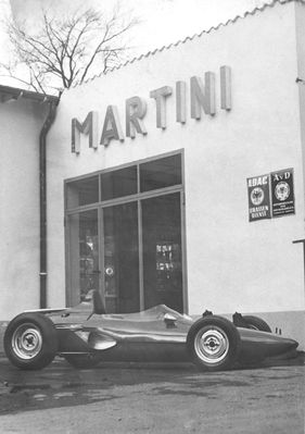 Der Martini Formel M vor der Ausstellungshalle am Nürburgring im Jahre 1967
