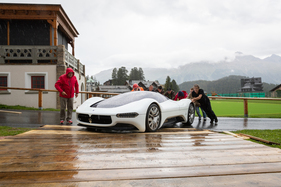 Der Maserati Birdcage der Neuzeit wird ins Zelt geschoben - Sonderschau an der Passione Engadina 2018 in St. Moritz Der Maserati Birdcage der Neuzeit wird ins Zelt geschoben - Sonderschau an der Passione Engadina 2018 in St. Moritz