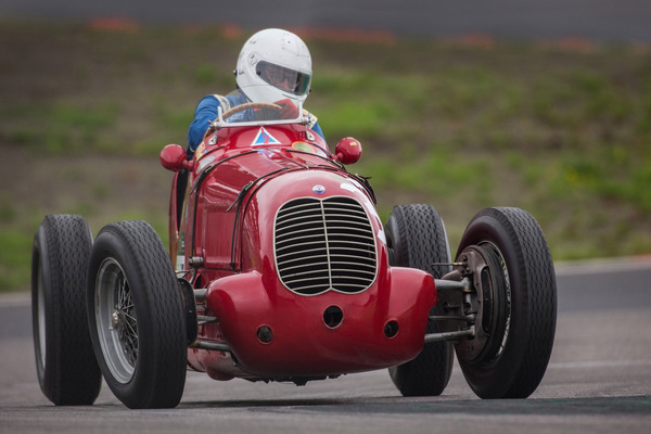 Der Maserati verneigt sich zu Recht vor dem älteren Ehepaar, ...