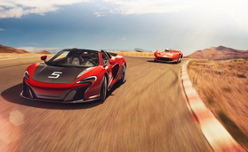 Der McLaren 650S (2016) und der McLaren M1B (1966) Der McLaren 650S (2016) und der McLaren M1B (1966)