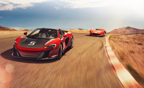 Bild Der McLaren 650S (2016) und der McLaren M1B (1966)