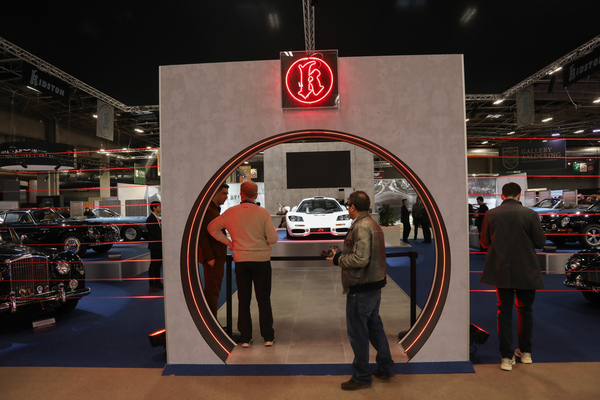 Der McLaren F1 bildete das Zentrum des Kidston-Standes, den man durch ein Tor betreten konnte – Rétromobile Paris 2025