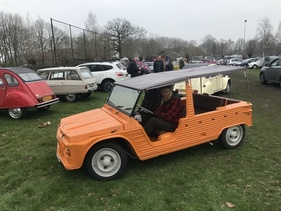 Der Méhari mit Karosserie aus ABS-Kunststoff galt in Deutschland als Brandgefährlich und durfte darum in der Bundesrepublik nicht verkauft werden - A-Markt 2019