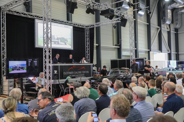 Der Mercedes-Benz 190 SL Roadster von 1961 erreicht das Limit nicht - Swiss Classic World Versteigerung der Oldtimer Galerie Toffen in Luzern am 3. Juni 2023