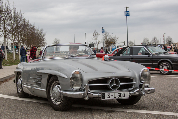 Der Mercedes-Benz 300 SL Roadster sucht sich einen Parkplatz – Retro Saisonauftakt 2025