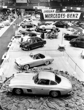 Der Mercedes-Benz 300 SL und 190 SL dominieren den Stand des Importeurs Maximilian Hoffman auf der New Yorker „International Motor Sports Show“, die am 6. Februar 1954 eröffnet wird. (1954)