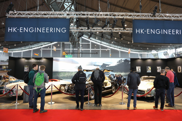 Der Mercedes-Benz 300 SL wird nach wie vor bewundert - Retro Classics Stuttgart 2024