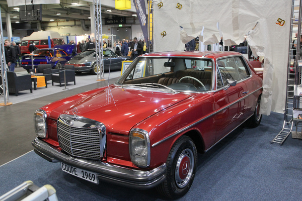 Der Mercedes-Benz /8-Coupé durchbricht die Wand zum 50. Geburtstag - Bremen Classic Motorshow 2019