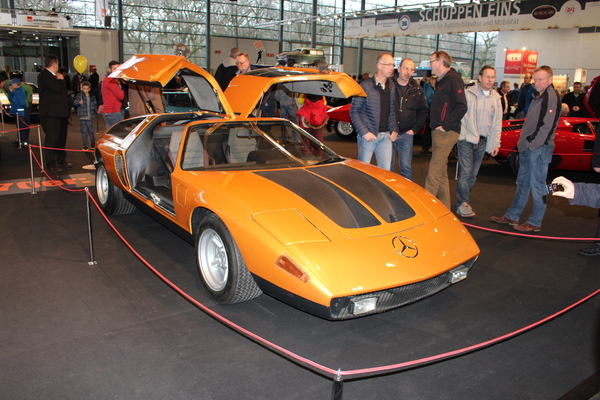 Der Mercedes-Benz C111 zieht die Blicke auf sich - Bremen Classic Motorshow 2016