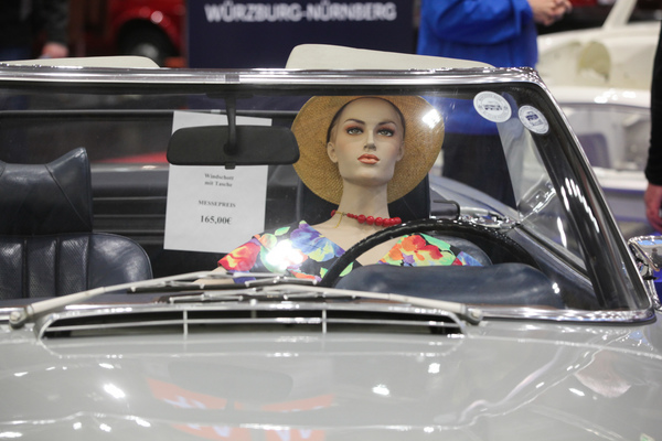 Der Messepreis gilt für den SL, nicht für die Dame hinter dem Lenkrad - Retro Classics Bavaria 2017 in Nürnberg