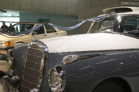 Der Messwagen nahm die Messwerte über die Kabel entgegen und zeichnete sie mit schweren Apparaturen auf -  Mercedes Benz Messwagen