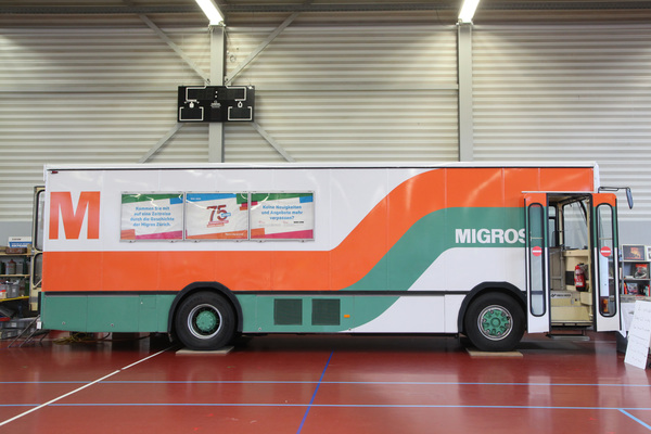 Bild Der Migros-Wagen (aus dem Jahr 1986) brachte vor Jahrzehnten als fahrender Laden die Lebensmittel ins Dorf - Oldtimer- und Teilemarkt Winterthur 12./13. November 2016