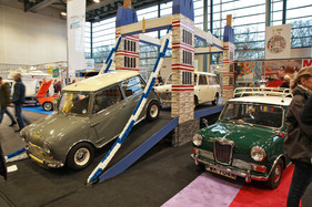 Der Mini kommt über die Tower Bridge gefahren (Bremen Classic Motorshow 2018)