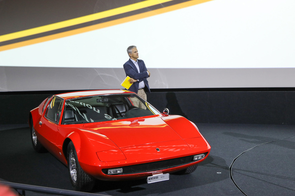 Der Monteverdi Hai auf der Bühne, Dino Graf horcht den Ausführungen - Swiss Classic Award 2022