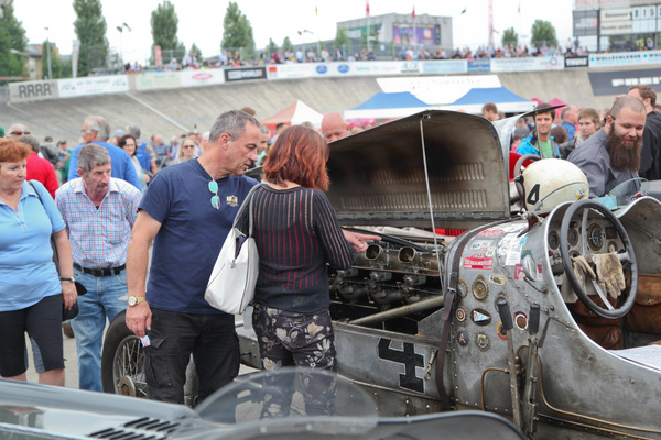 Der Motor des Stutz Blackhawk von 1929 wird bestaunt - Indianapolis Oerlikon am 27. Juli 2017