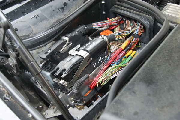Der Motor hat zwei Steuergeräte, die zudem noch untereinander korrespondieren und ungünstig im Motorraum verbaut sind.