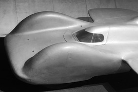 Der Motor sass hinter dem Fahrer, damit war eine flache Schnauze möglich -  Mercedes Benz T 80