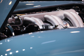 Der Motorraum eines Mercedes-Benz 300 SL - gesehen an der Techno Classica 2016